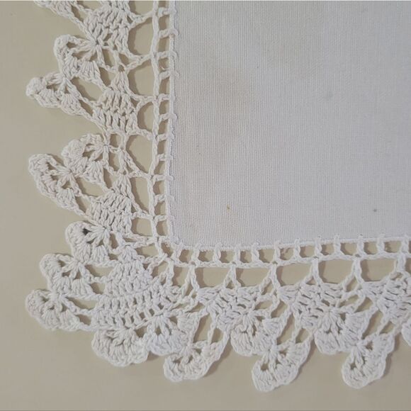 Vintage Embroidered Crochet Edged Doily Table Vanity Dresser Linen - Picture 3 of 7